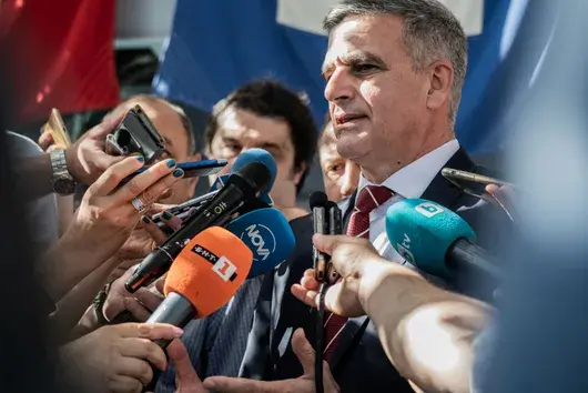 Как Стефан Янев и депутати от "Възраждане" "приеха" еврото, срещу което готвят референдум