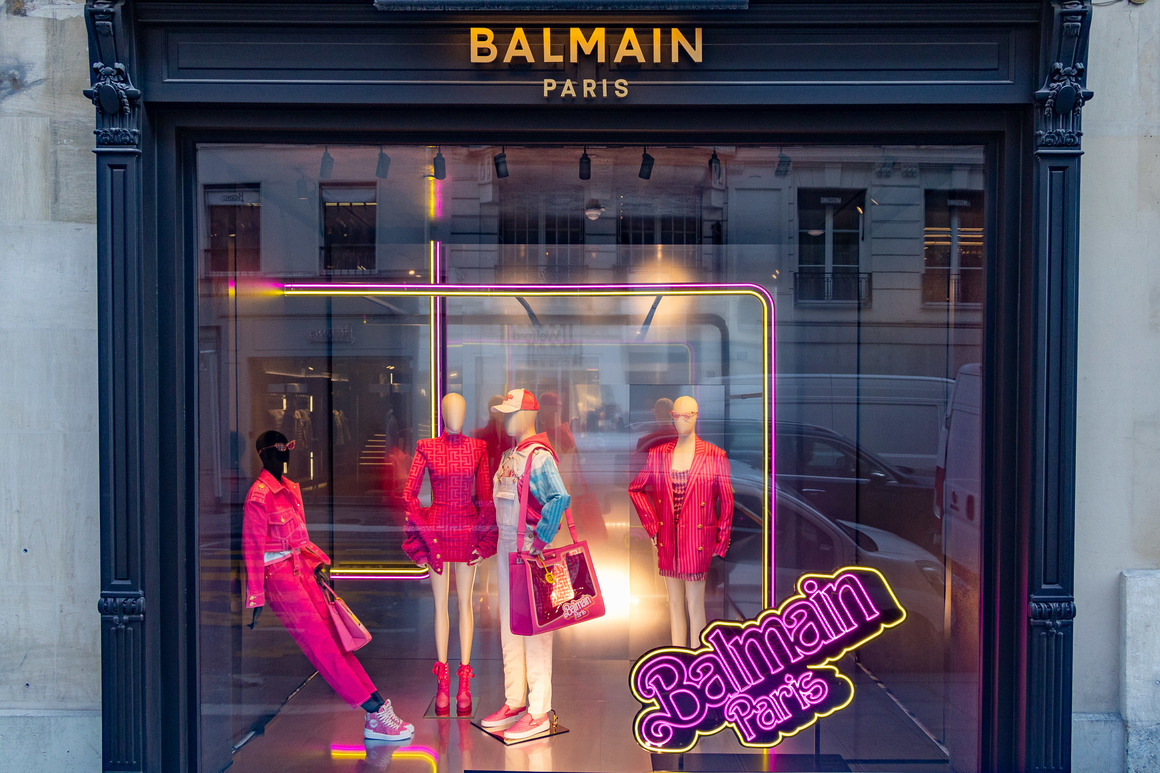 <p>185 квадратни метра розово - Neiman Marcus направи pop-up бутик, посветен на емблематични образи на Барби в партньорство с Balmain. </p>

<p>Neiman Marcus е утвърден магазин, който продава дизайнерски мърчъндайс – елегантна мода, луксозно обзавеждане и несравними подаръци. </p>

<p>Последният проект на бранда отбелязва 10-годишно партньорство с Balmain с <strong>pop-up бутика с колекцията Balenciaga x Barbie</strong></p>
