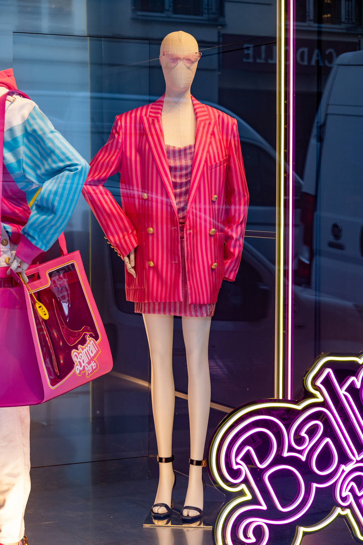 <p>От тениски до вечерни рокли, колекцията Balmain x Barbie е изложена сред декори от типично парижко имение. Втората зона на бутика, която напомня на  градината на Palais-Royal със своята зеленина - ще бъде използвана като пространство за представяне на модели и DJ сетове на живо. </p>

<p>„<strong>Това е Париж, в който определено Барби би се разхождала</strong>“, коментира Оливие Рустин, творчески директор на Balmain от 2011 г.<br>
 </p>
