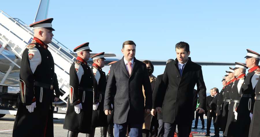 Петков пристигна в Скопие: "Ако засилим връзките, историята ще е с по-малка тежест"