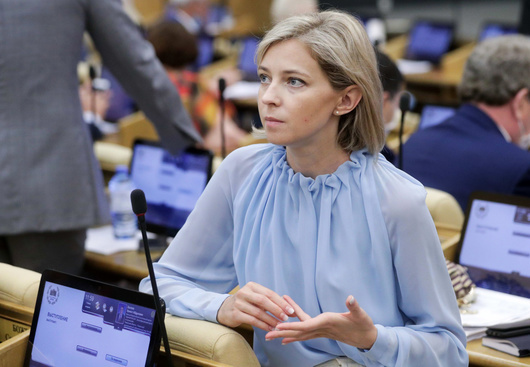 Кремъл търси работа на Наталия Поклонская - "звездата" от окупацията в Крим се оказа неудобна