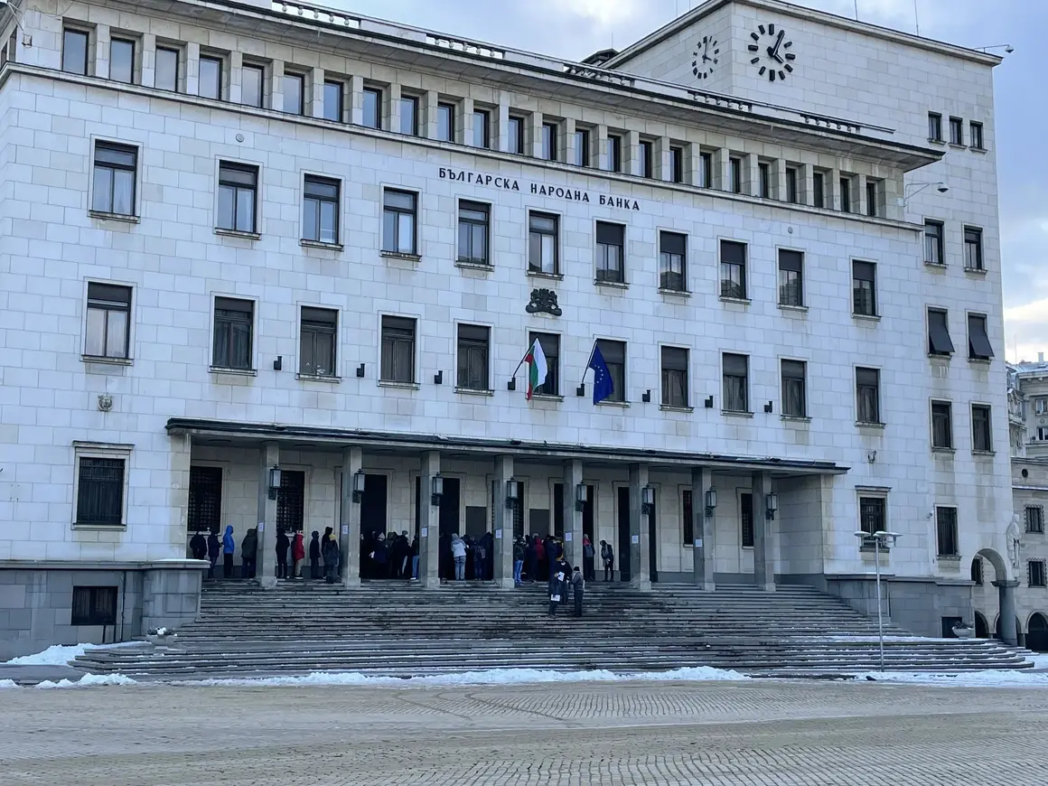 БНБ пусна 2 лв. с лика на Стоянка Мутафова и предизвика огромна опашка