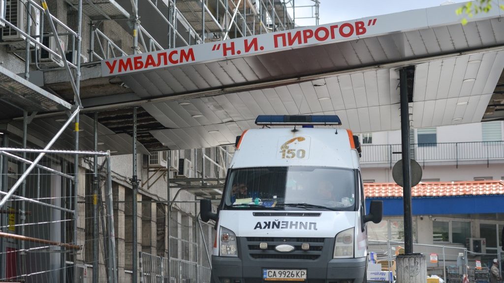 Медици излязоха на протест пред "Пирогов" в подкрепа на директора на детската хирургия