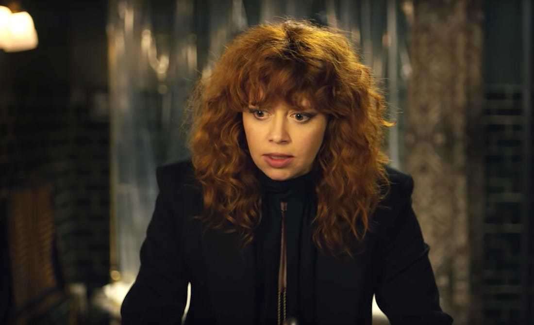Russian Doll/Netflix/1 сезон
<br><br>
Сюжетът малко напомня “Денят на мармота”. Главната героиня Надя има два проблема: първи, умира постоянно и втори - отново оживява.
Първият епизод започва с купон за рожден ден, който организира Надя - в ролята е Наташа Лионе, която е и съсценарист на сериала. Същата вечер тя умира, за да се събуди отново на същото парти.
<br><br>
В следващите епизоди цикълът парти/умиране/ събуждане се повтаря. Надя започва да разследва тази цикличност - тръгва по стъпките на джойнта, който пуши и се хваща за всичко, което може да я отведе до отговора на тази загадка.