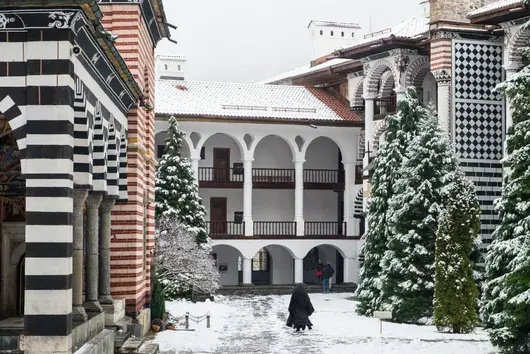ГЕРБ иска държавата да плаща тока на общини, училища и храмове