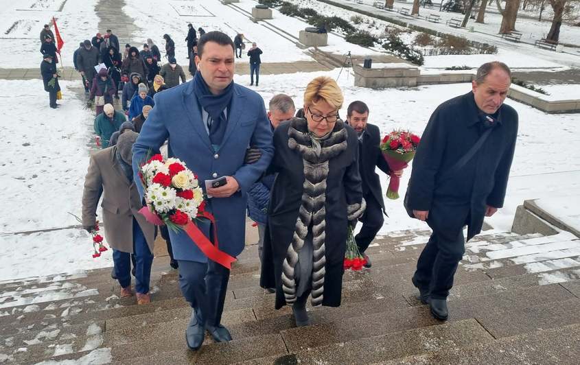 Под ръка с руския посланик БСП-София отбеляза паметта на жертвите от Холокоста 