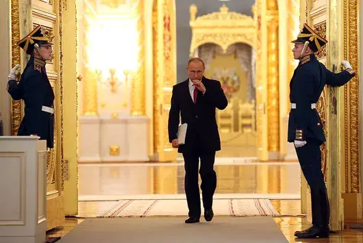 Инфографика: Три теории за произхода на богатството на Путин