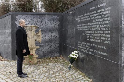 За първи път от 5 г. Румен Радев се поклони пред паметника на жертвите на комунизма 