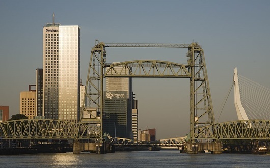 Ротердам ще разглоби исторически мост заради новата яхта на Джеф Безос