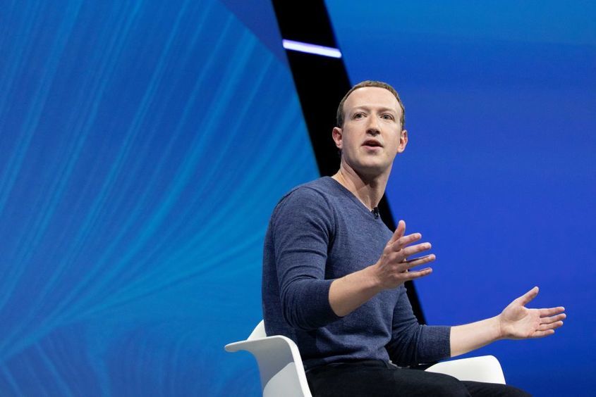 Потребителите на Facebook намаляват за пръв път в историята