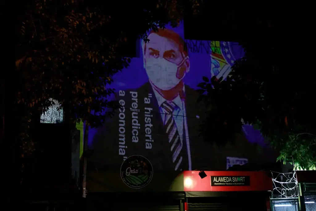 Бразилският президент обяви Covid-19 за "медиен трик" и си създаде врагове