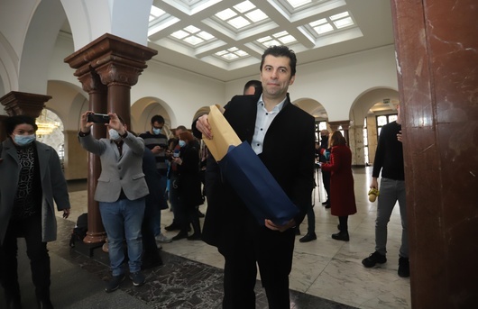 Премиерът Кирил Петков се яви в прокуратурата след като беше