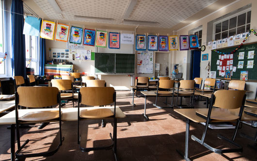 Отпускат мерките в София: Всички ученици се връщат в клас, без вечерен час за нощните заведения