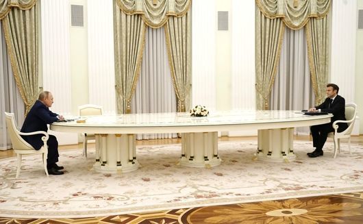 Масата на която Владимир Путин посрещна френския президент Еманюел Макрон