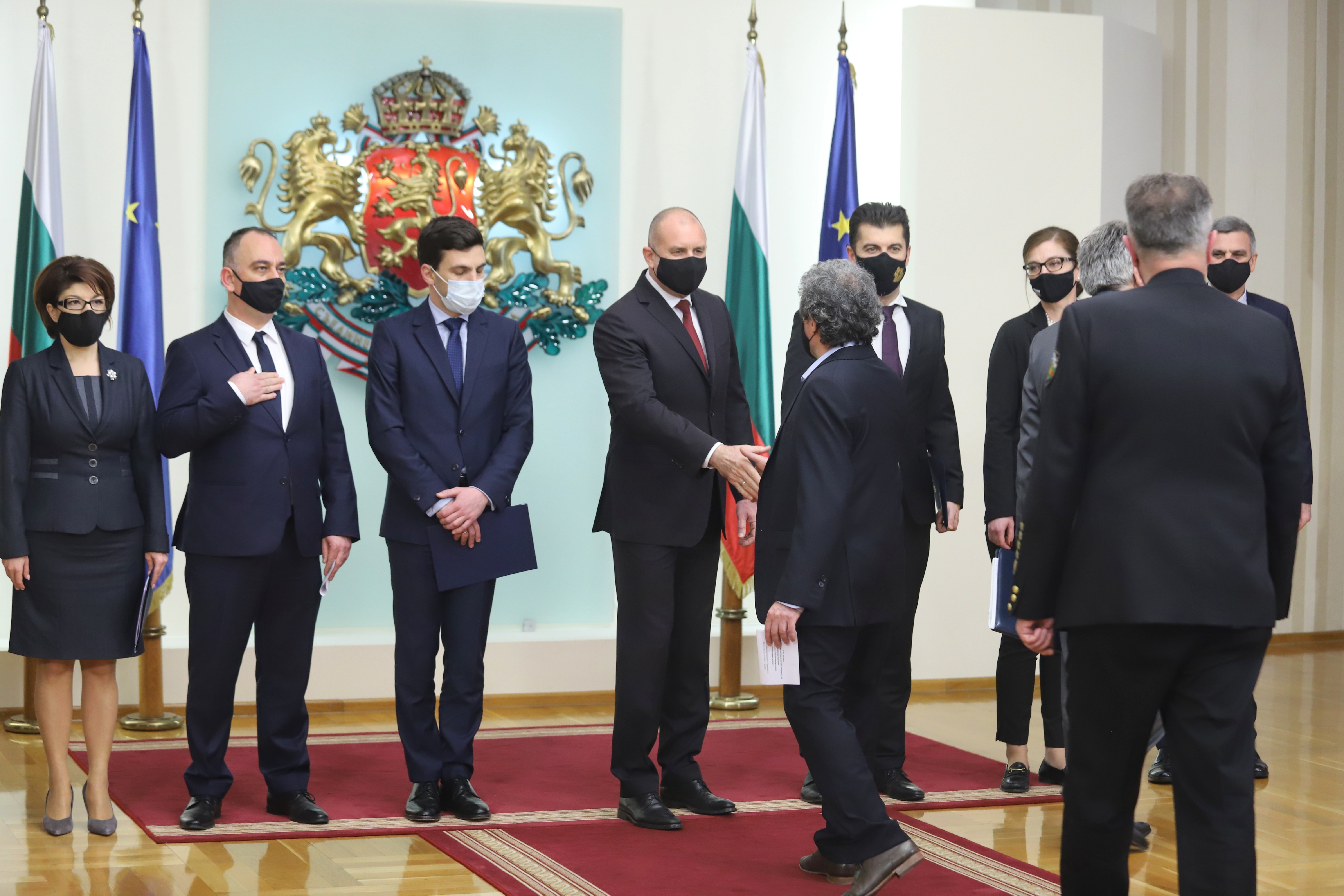 Президентът Румен Радев събра представители на правителството Народното събрание армията