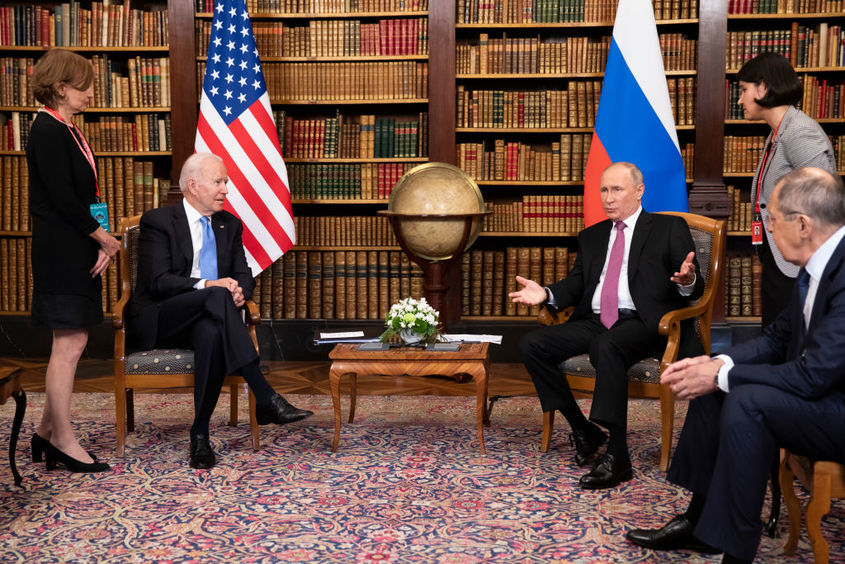 Макрон е договорил принципно съгласие за разговор Байдън - Путин 