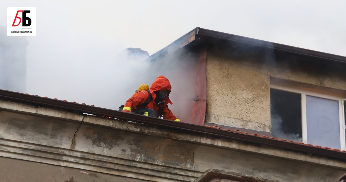 Апартамент в жилищна сграда се запали в столичния квартал Толстой.