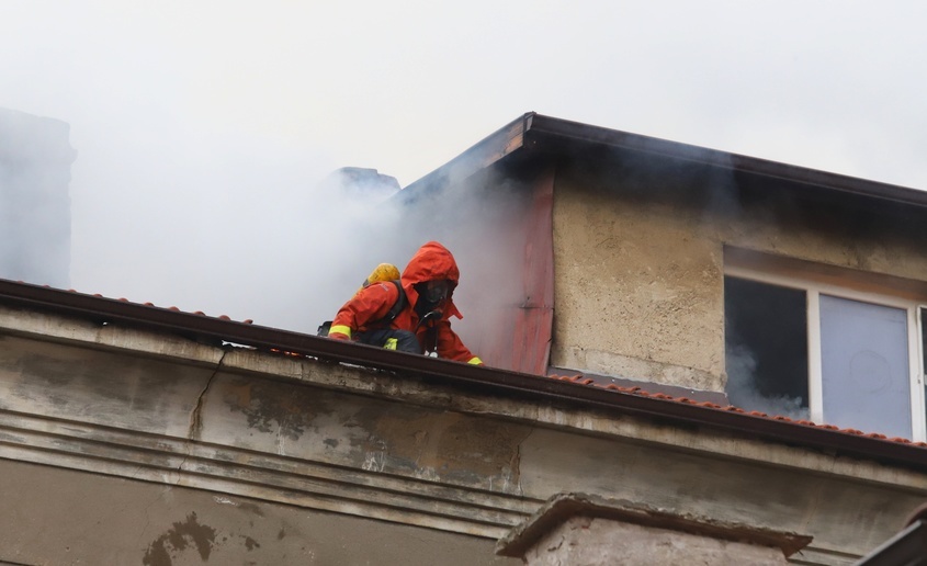 Пожар подпали жилищна сграда в София