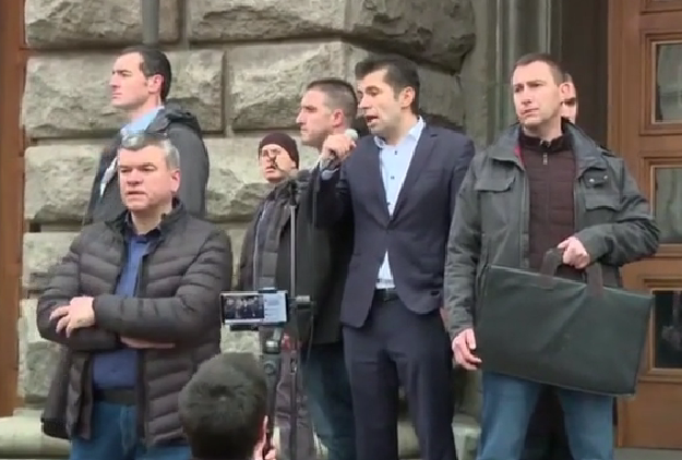 Премиерът Кирил Петков се срещна с протестиращите срещу зеления сертификат“, организирани