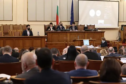 Петков отложи инспекция на газовата връзка, докато ГЕРБ и ИТН го чакат в парламента