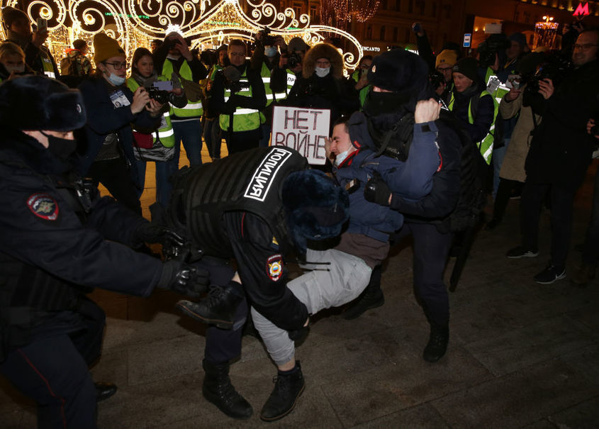 Руската полиция арестува над 1800 граждани, излезли на протести в подкрепа на Украйна