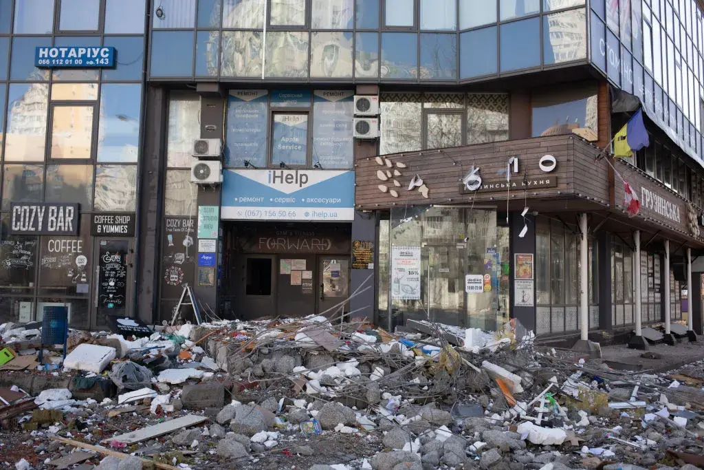 Отломките са новата реалност в Киев