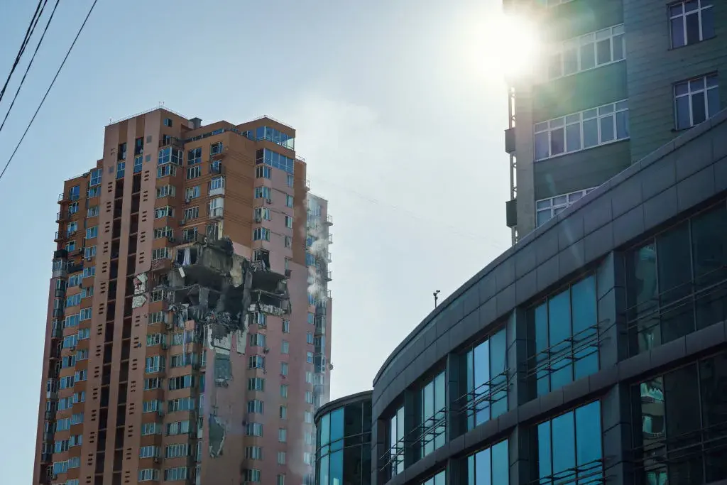 Разрушеният от руска ракета жилищен блок