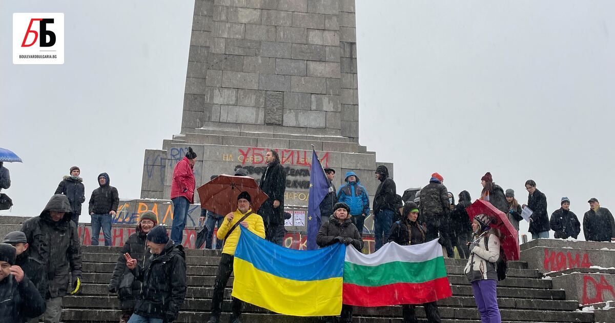 Ден след като заради надпис Save Ukraine“ на Паметника на