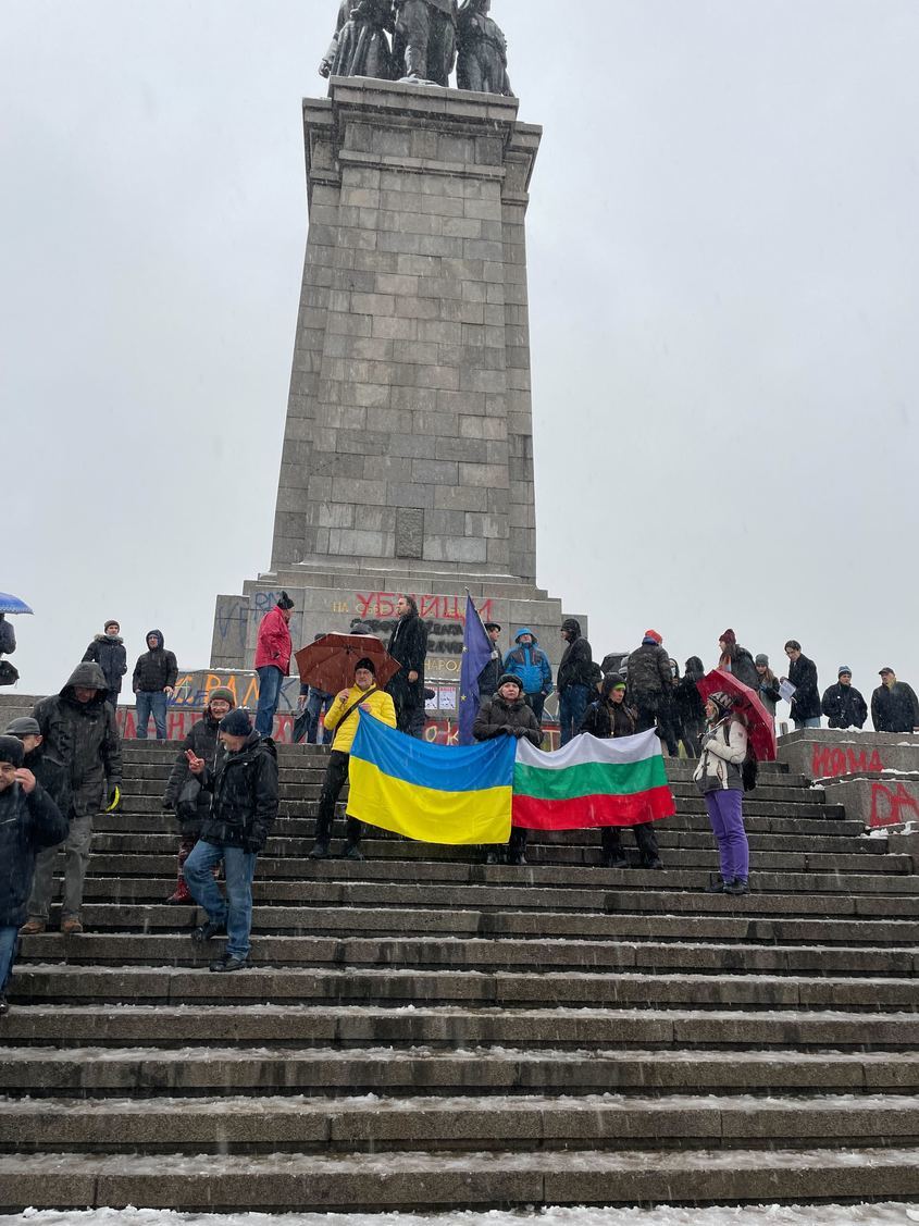 След задържането на тримата ученици: Протестиращи надраскаха ПСА в подкрепа на Украйна