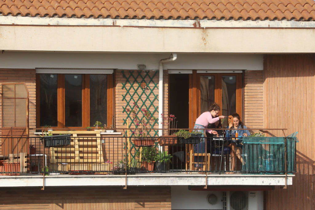 Пастата никога не е "под карантина". Три приятелки обядват спагети на балкона си в Рим.


