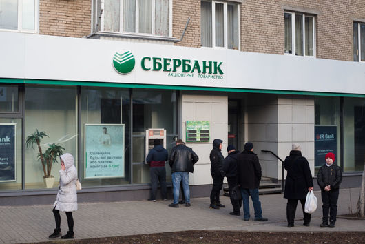 Санкциите вече дават ефект - рублата поевтиня с близо 30%, дъщерни дружества на Сбербанк фалират