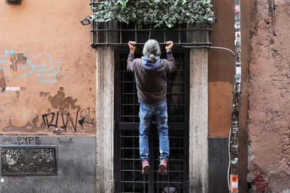 Тренировки на покрива и релакс на балкона: Рим се приспособява към новата реалност