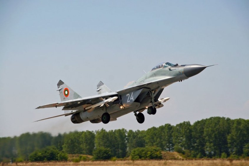 Български военни пилоти са ескортирали самолет след сигнал за бомба на борда