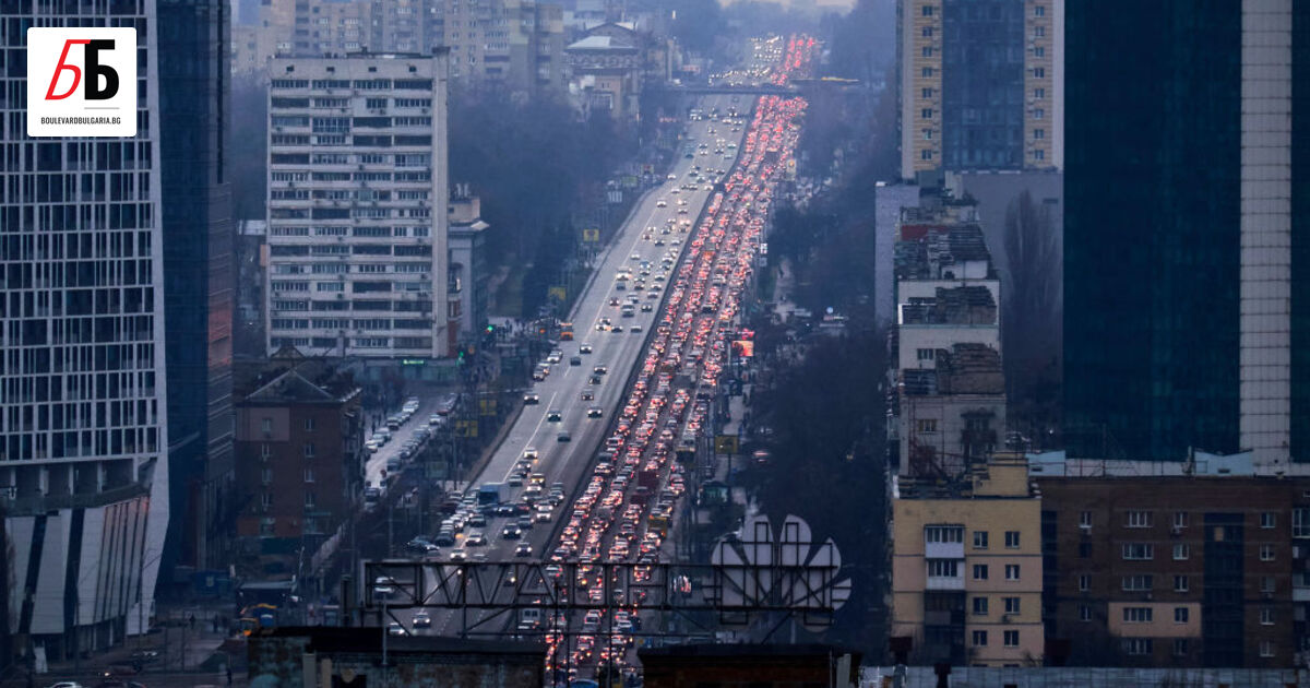 Конвоят от близо 200 българи, които бяха евакуирани късно снощи