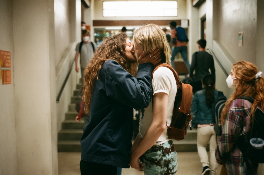 Еуфория сезон 2 - Ру и Джулс, целувка в коридора на Ийст Хай
