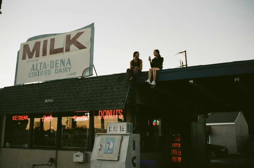 Еуфория сезон 2 - малките Ру и Лекси седят на покрива на магазин 