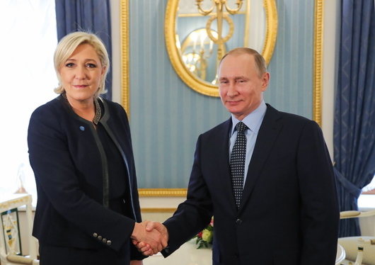 Снимката с Путин, която Марин льо Пен не иска Франция да вижда