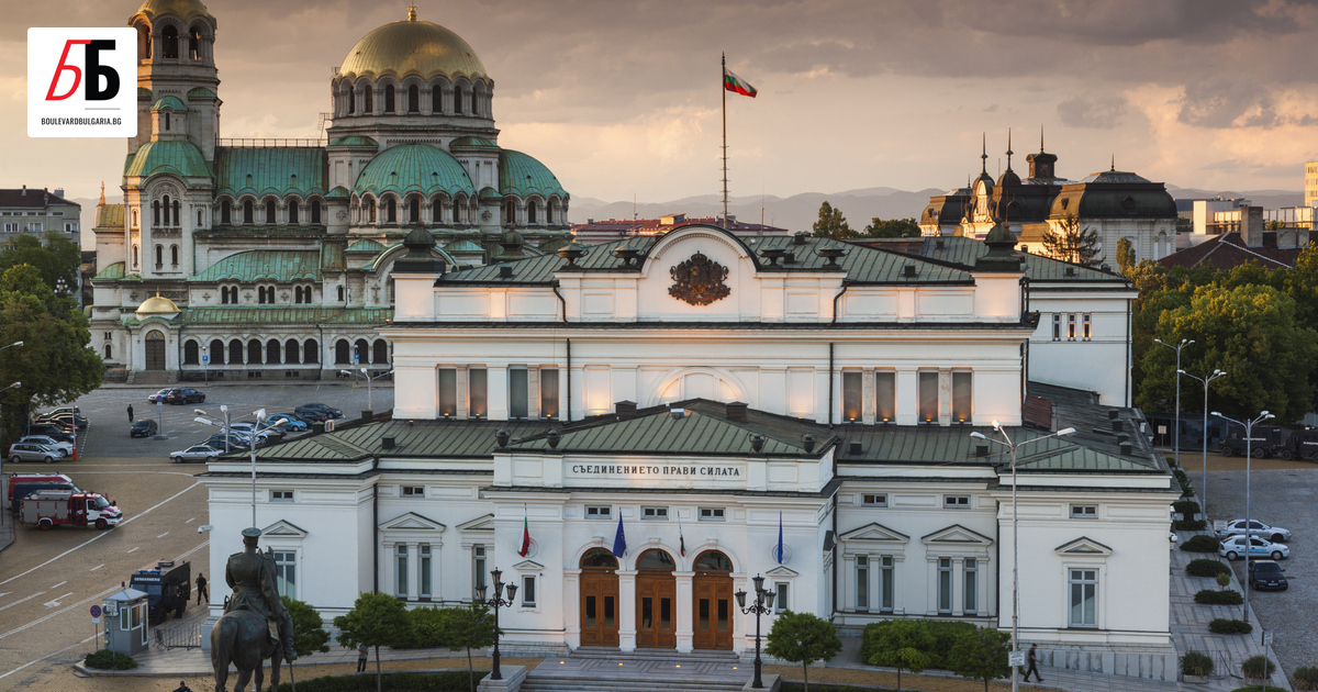 Коалицията на ПП и ДБ води с малка разлика пред