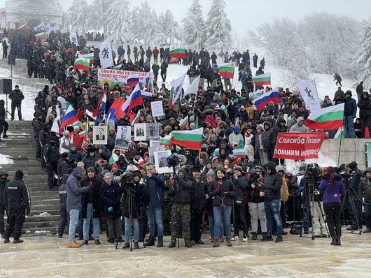 Викове "Русия", руски знамена и лозунги превзеха Шипка на 3 март 