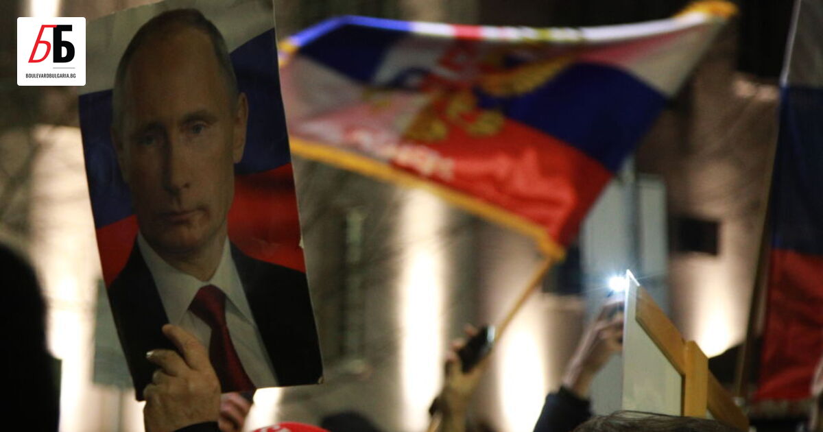 Икона на света Богородица в едната ръка и... ученически глобус