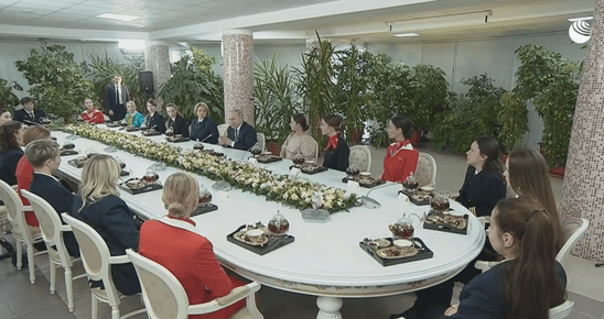 Путин се появи на среща със стюардеси от "Аерофлот"