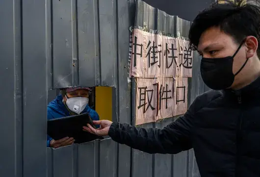 Пратка от куриер и хранителни стоки: Колко дълго живее коронавирусът върху различни повърхности