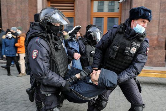 Още 4300 задържани на протестите срещу войната в Русия - от Санкт Петербург до далечен Сибир
