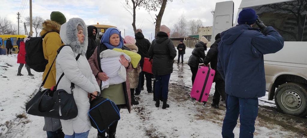 Украйна обяви първата успешна масова евакуация от бомбардираните градове