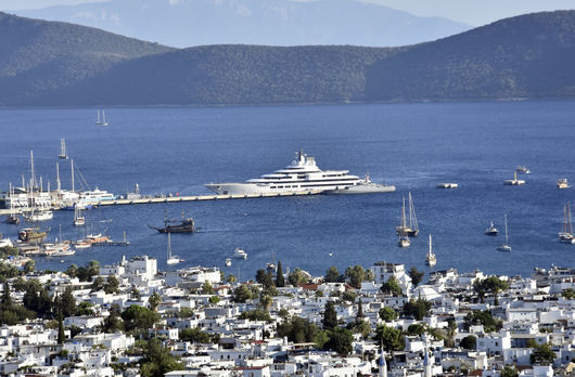 Властите в цяла Европа започнаха да конфискуват луксозни яхти свързани