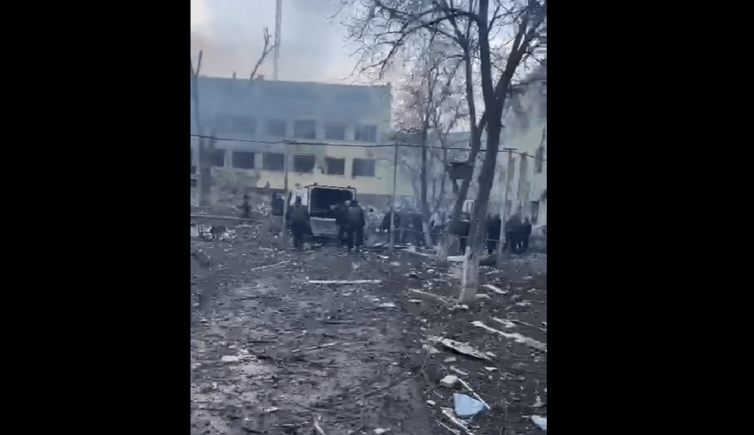 Руснаците бомбардираха детска болница в Мариупол, разрушенията са "колосални"