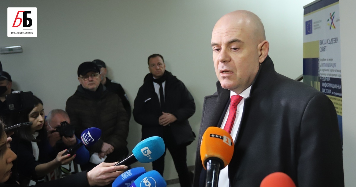Главният прокурор Иван Гешев е внесъл три въпроса до Конституционния