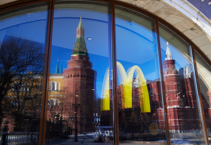 "Отечествен" McDonald's и заплахи с национализация - как Кремъл отговаря на напускащите западни компании 