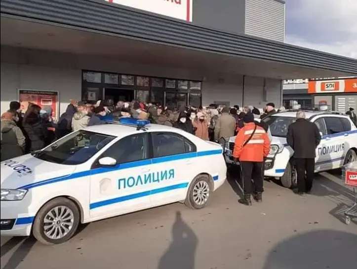 Огромни опашки и смъртен случай заради "промоция" на олио