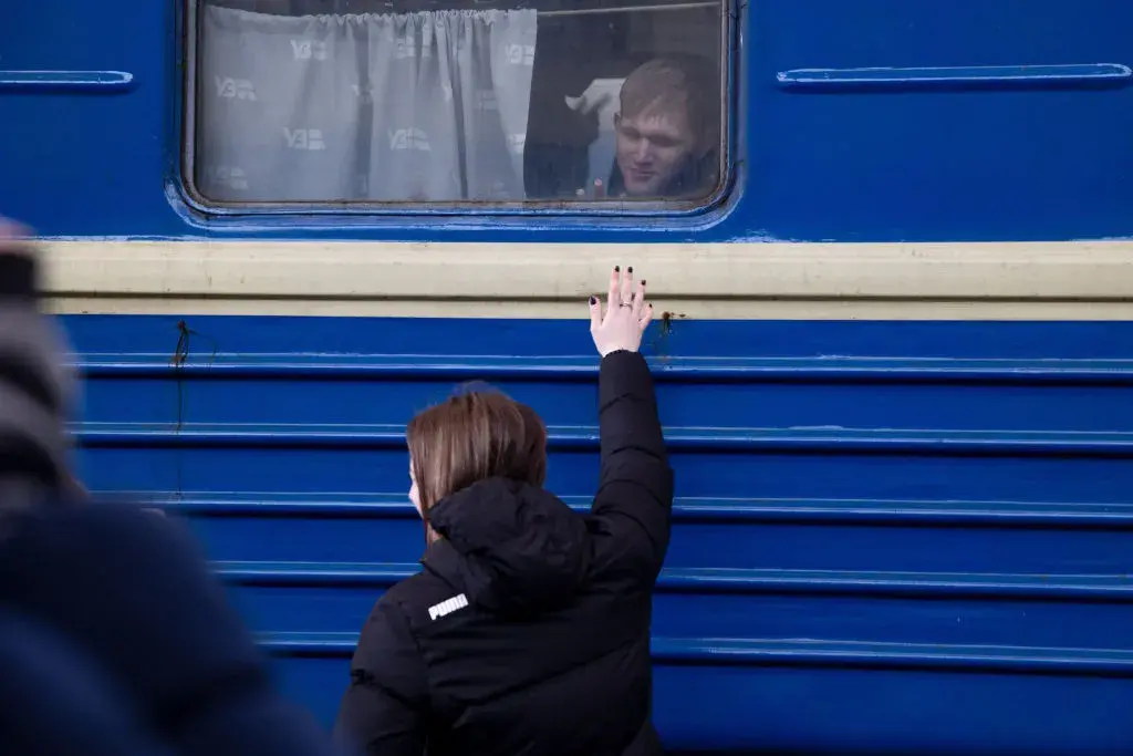 Русия бомбардира два града на запад, иска нова "независима" република в Херсон